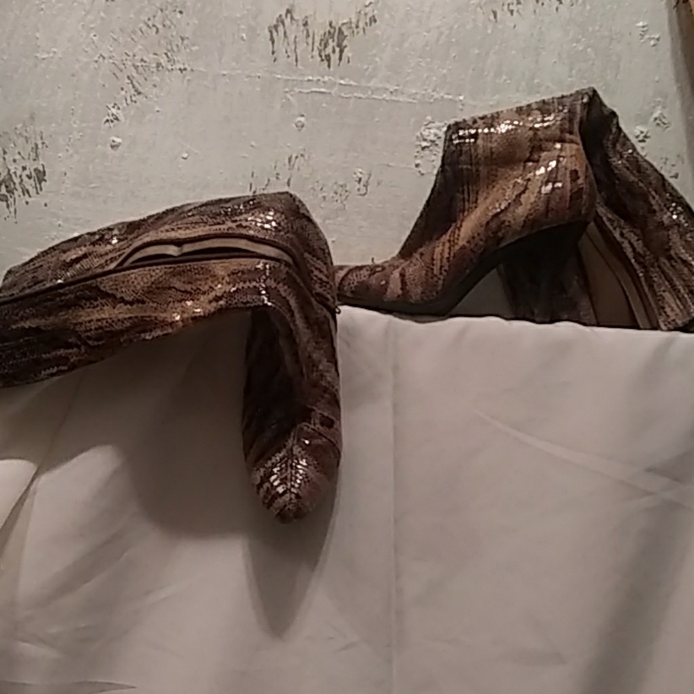 Ladies zip up print boots w/ heel